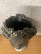 Load image into Gallery viewer, Pot Head 21.5x16x15cm Silver Grey
