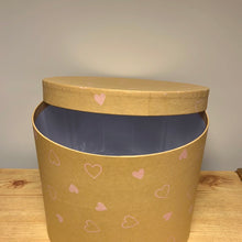 Load image into Gallery viewer, Single Kraft Hat Box Pink Hearts 21x17cm
