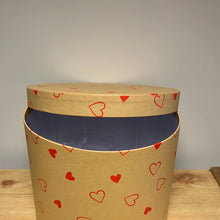 Load image into Gallery viewer, Single Kraft Hat Box Red Hearts 21x17cm
