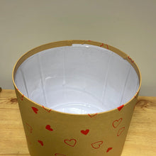 Load image into Gallery viewer, Single Kraft Hat Box Red Hearts 21x17cm
