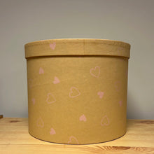 Load image into Gallery viewer, Single Kraft Hat Box Pink Hearts 21x17cm
