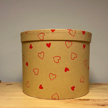 Load image into Gallery viewer, Single Kraft Hat Box Red Hearts 21x17cm
