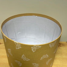 Load image into Gallery viewer, Single Kraft Hat Box White Butterflies 21x17cm
